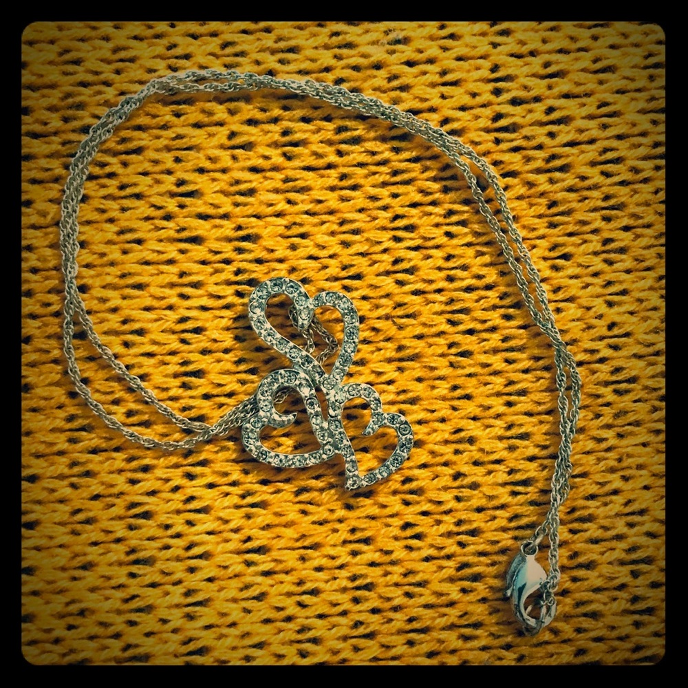 Avon VTG 3 Heart Necklace 🤍